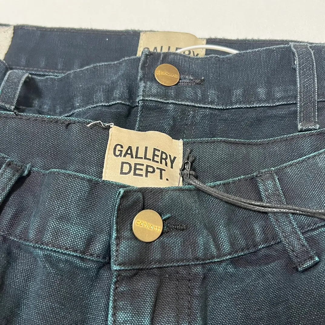 The color of the wash is particularly difficult to sample. The original version is green and black, not all black. GALLERY DEPT. LA FLARE CARPENTER PANTS. The first generation paint-splashed ink wash flared logging pants. Carhartt base version modified overalls. Green black S-XL.